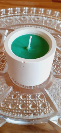 Svíčka ze sójového vosku ve svícnu